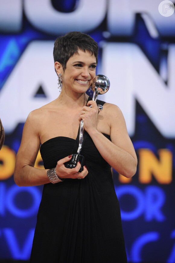 Sandra Annenberg recebeu o prêmio Melhores do Ano 2013 do 'Domingão do Faustão'