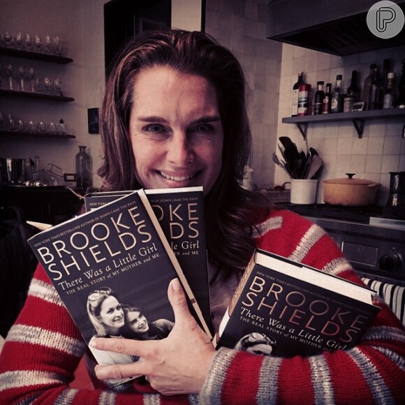 Brooke Shields está lançando uma autobiografia em que conta sua relação com a mãe
