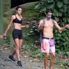 Bruna Marquezine e Enzo Celulari foram flagrados deixando trilha no Rio