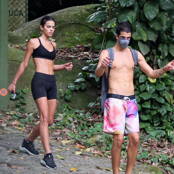 Bruna Marquezine e Enzo Celulari foram flagrados deixando trilha no Rio