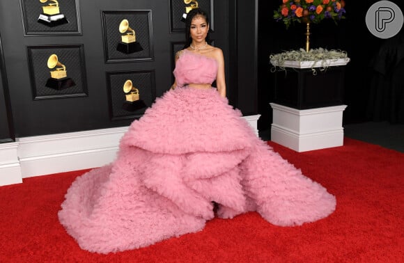 Jhené Aiko apostou no cropped e saia volumosa rosa na noite do Grammy 2021
