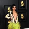 Doja Cat ousou no vestido com decote profundo e plumas no Grammy 2021
