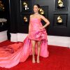 Debi Nova foi ao Grammy com vestido pink com cauda longa e brilho acetinado