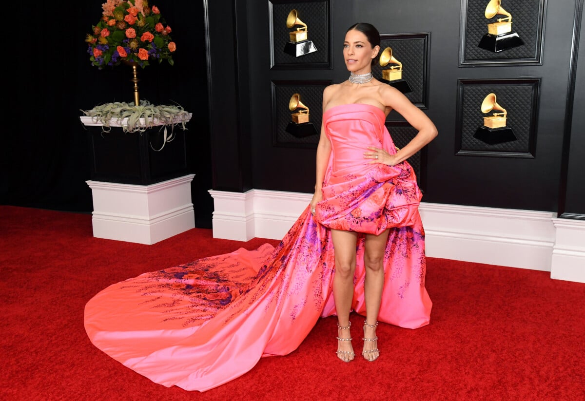 Vestidos, brilho, decotes e mais: os looks das famosas no Grammy