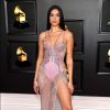 Dua Lipa apostou em vestido Versace na premiação do Grammy 2021