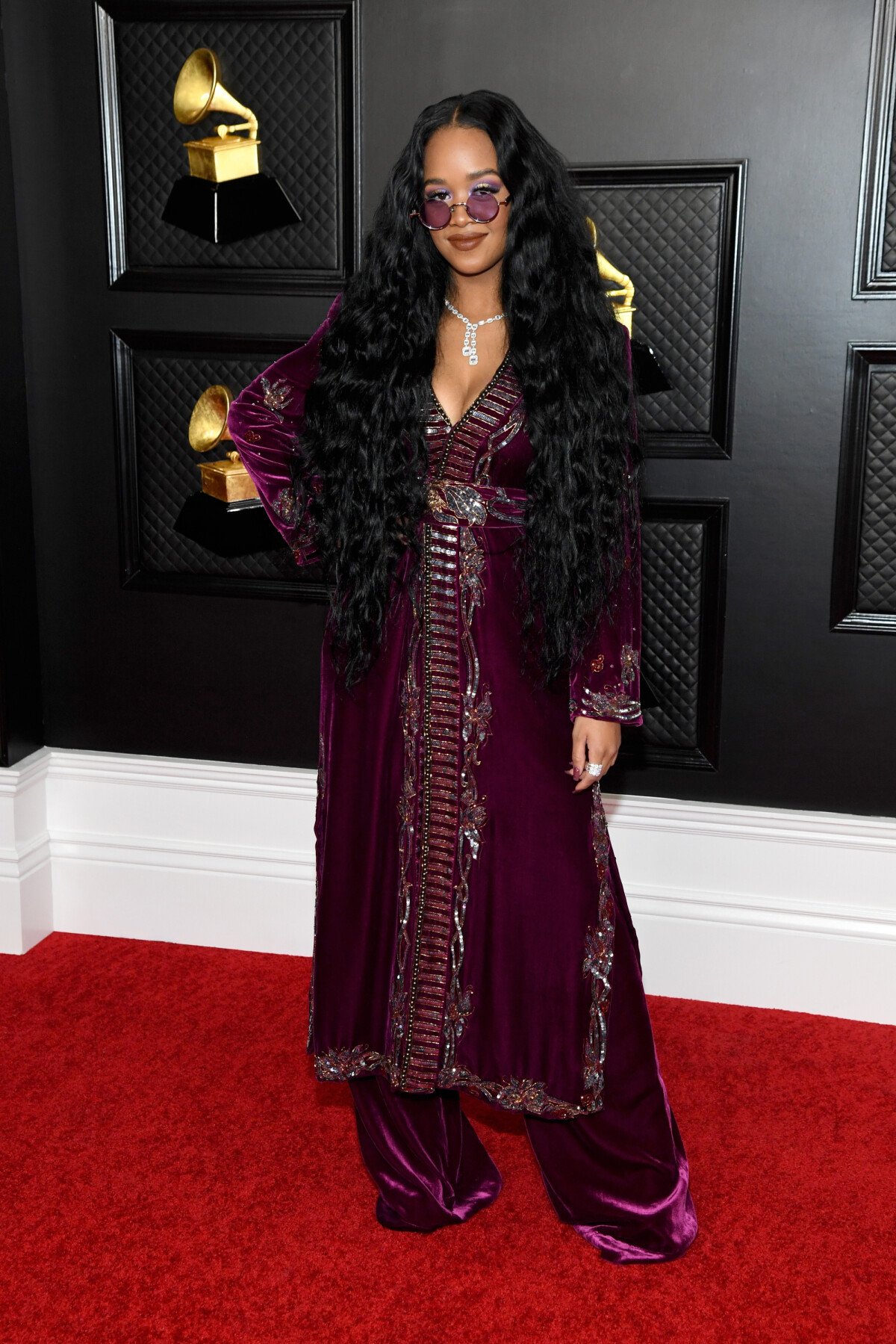 Vestidos, brilho, decotes e mais: os looks das famosas no Grammy 2021 -  Purepeople