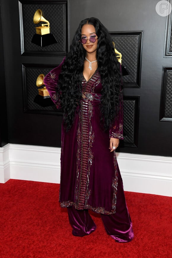 A cantora H.E.R. apostou nos tons de roxo marcante para o look do Grammy 2021
