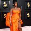 Megan Thee Stallion e seu vestido coral com decotes e fendas no Grammy 2021