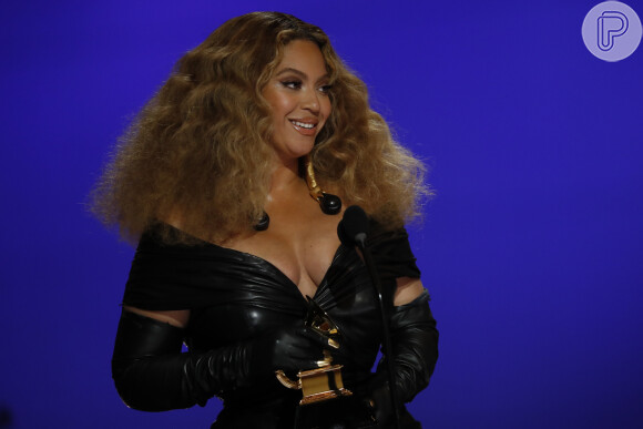 Beyoncé escolheu look todo preto para premiação do Grammy 2021