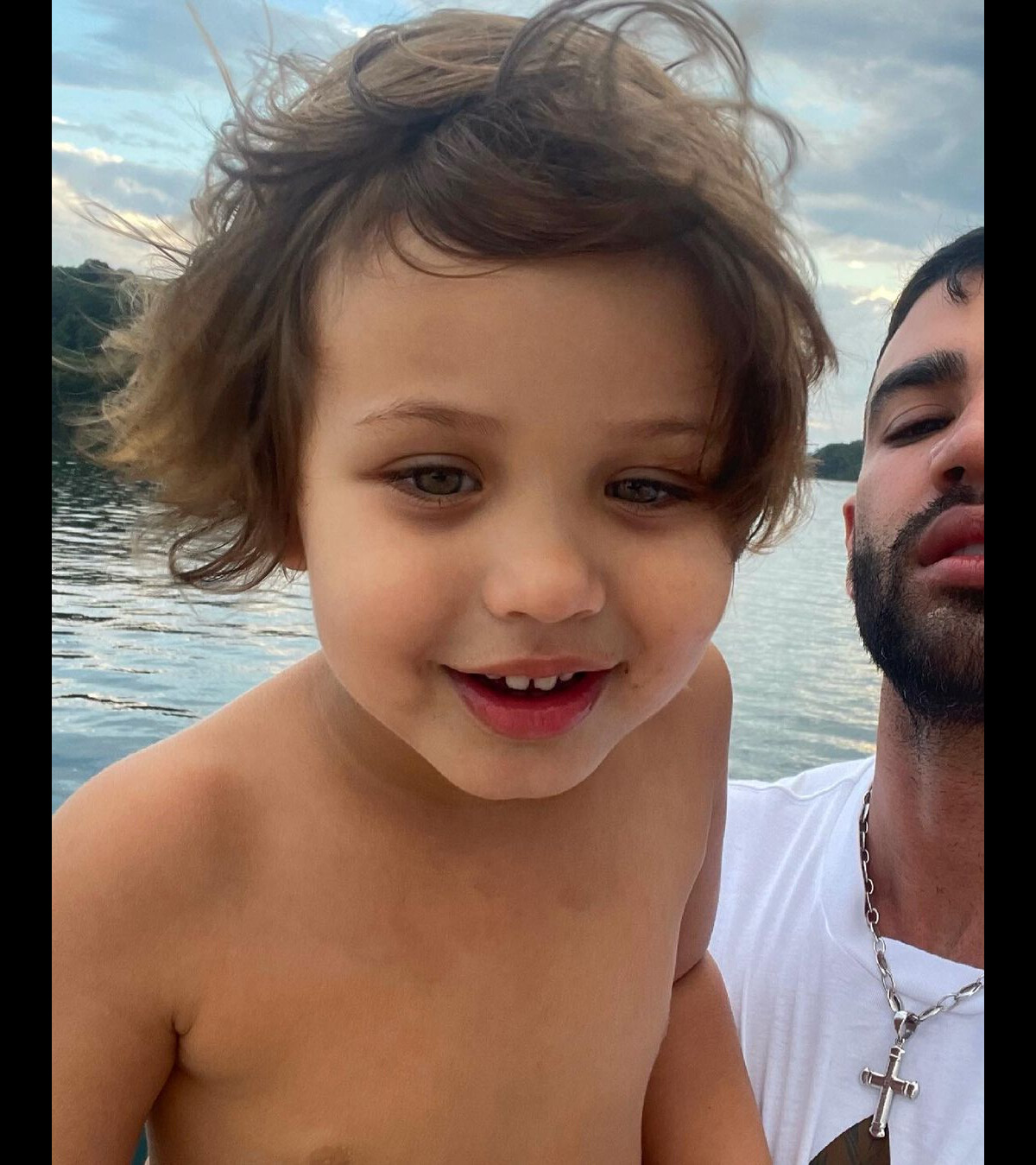 Foto Filhos de Gusttavo Lima roubaram a cena em passeio em iate de luxo no litoral sul do Rio Foto Filhos de Gusttavo Lima roubaram a cena em passeio em iate de luxo no litoral sul do Rio