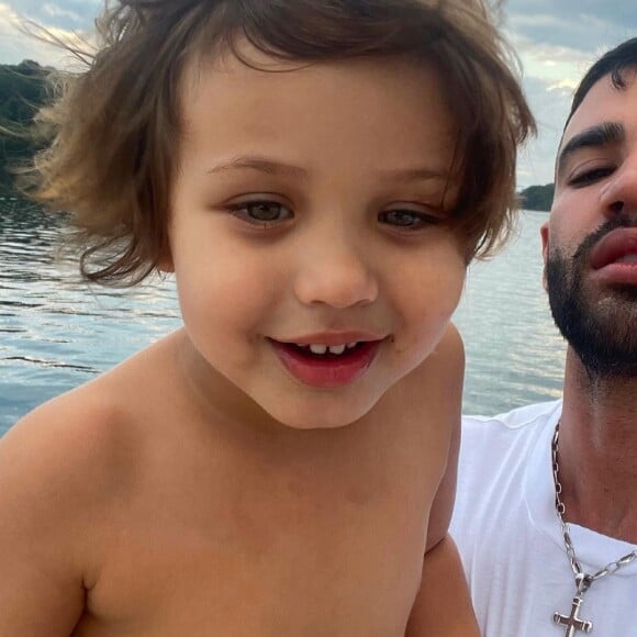 Filhos de Gusttavo Lima roubaram a cena em passeio em iate de luxo no litoral sul do Rio de Janeiro