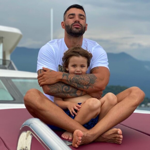 Gusttavo Lima curte passeio com os filhos em iate de luxo comprado do cantor Roberto Carlos