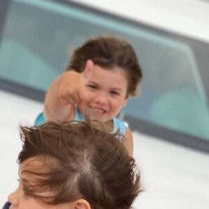 Gusttavo Lima passeia com os filhos em iate de luxo, o Lady Laura IV, comprado do cantor Roberto Carlos