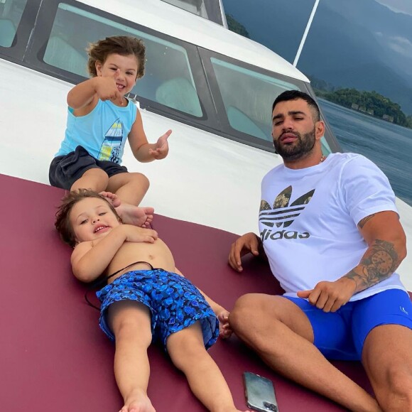 Gusttavo Lima compartilhou cliques dos filhos brincando em iate de luxo de mais de R$ 20 milhões