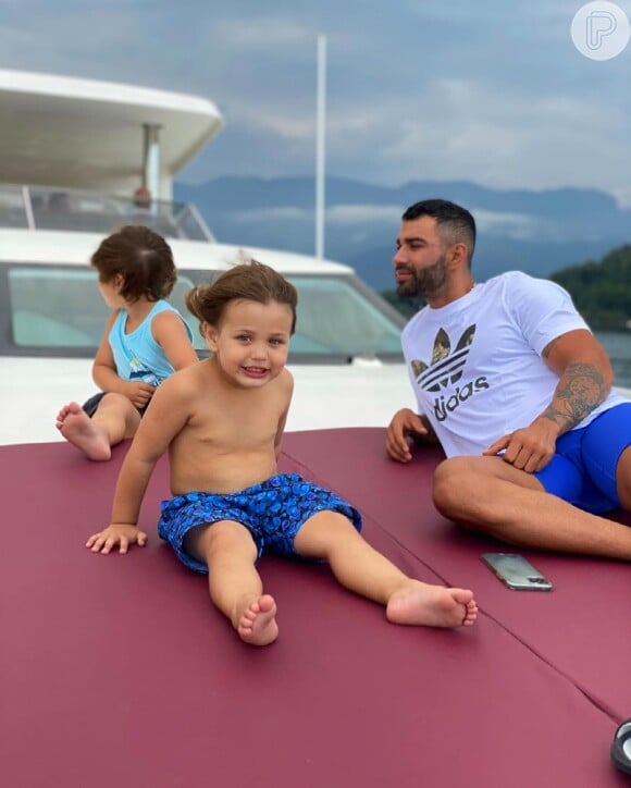 Gusttavo Lima passeia com os filhos em viagem em família para Angra dos Reis, no litoral sul do Rio de Janeiro