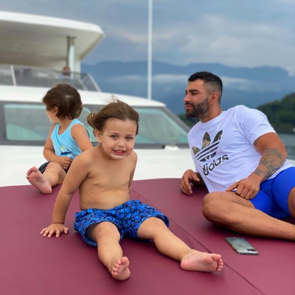 Gusttavo Lima passeia com os filhos em viagem em família para Angra dos Reis, no litoral sul do Rio de Janeiro
