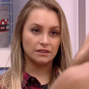 'BBB 21': Carla Diaz reclama de atitudes do affair, Arthur, para João e Camilla