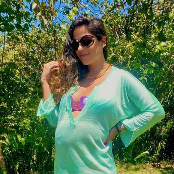 Filha de Camilla Camargo, Júlia nasceu de parto normal, às 14:55h pesando 3,360kg e 49cm