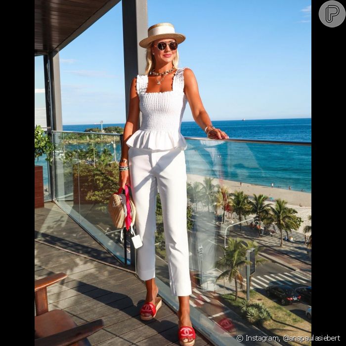 Ana Paula combina conjuntinho off white com sandália e bolsa grifada