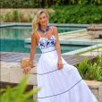 Vestido branco longo de Ana Paula Siebert com detalhes azuis