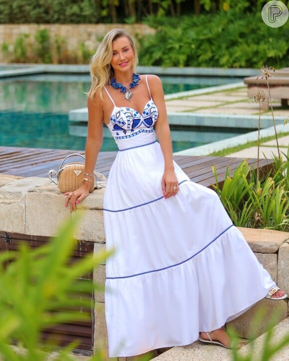 Vestido branco longo de Ana Paula Siebert com detalhes azuis