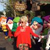 Ana Maria Braga se diverte com os Sete Anões ao apresentar 'Mais Você' direto da Disney