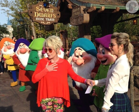 Ana Maria Braga se diverte com os Sete Anões ao apresentar 'Mais Você' direto da Disney