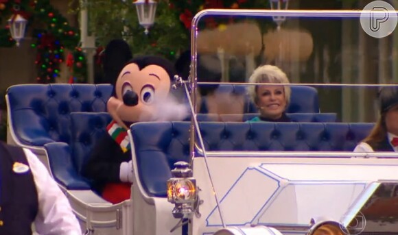 Ana Maria Braga chega com Mickey ao apresentar programa da Disney