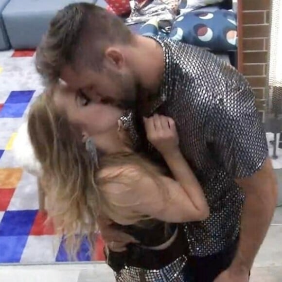 No 'BBB 21', Carla Diaz trocou beijos com Arthur em festa