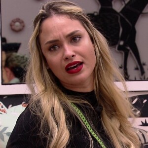 A 'sister' Sarah foi criticada por Sonia Abrão na TV