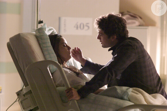 Na novela 'A Vida da Gente', ex-namorada de Rodrigo (Rafael Cardoso), Ana (Fernanda Vasconcellos) ficou em coma após acidente