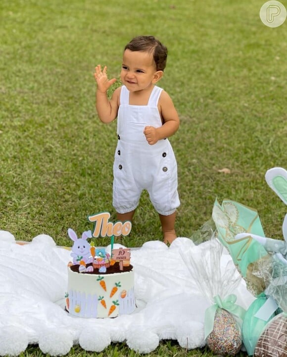 Filho de Biah Rodrigues e Sorocaba, Theo começou a andar aos 9 meses