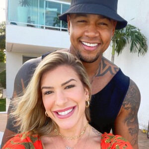 Grávidos, Lore Improta e Léo Santana decidiram adiar chá de revelação por conta da Covid-19 e revelam não saber o sexo do primeiro filho