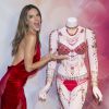 Adriana Lima e Alessandra Ambrosio divulgam os sutiãs de R$ 5 milhões de reais do Victoria's Secret Fashion Show, em 14 de novembro de 2014 
