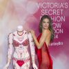 Adriana Lima e Alessandra Ambrosio divulgam os sutiãs de R$ 5 milhões de reais do Victoria's Secret Fashion Show, em 14 de novembro de 2014 