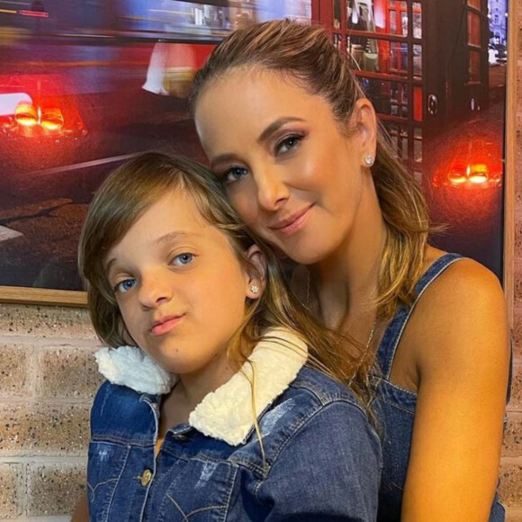 Ticiane Pinheiro combina look jeans com Rafa Justus e famosas aprovam: 'Lindas'