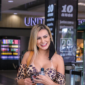Andressa Urach não é contra novos procedimentos cirúrgicos e colocou 590 ml de silicone nos seios