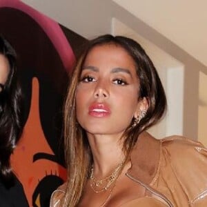 Anitta está na casa dos amigos Dave e Isabela Grutman (na foto), mas pode ter comprado sua própria mansão em Miami