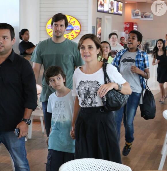 Adriana Esteves e Vladimir Brichta são clicados em shopping do Rio com o filho, nesta sexta-feira, 14 de novembro de 2014
