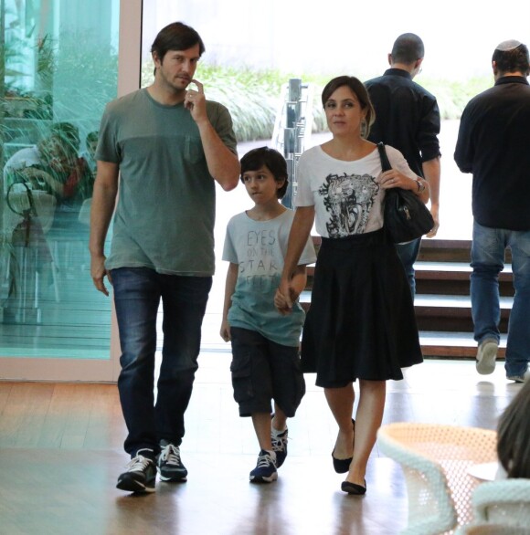 Adriana Esteves e Vladimir Brichta são clicados em shopping do Rio com o filho, nesta sexta-feira, 14 de novembro de 2014