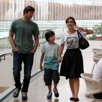 Adriana Esteves e Vladimir Brichta são clicados em shopping do Rio com o filho