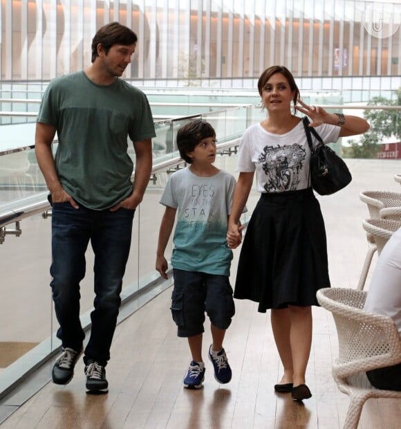 Adriana Esteves e Vladimir Brichta são fotografados em shopping do Rio com o filho, nesta sexta-feira, 14 de novembro de 2014