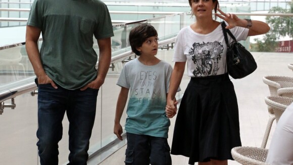 Adriana Esteves e Vladimir Brichta são clicados em shopping do Rio com o filho