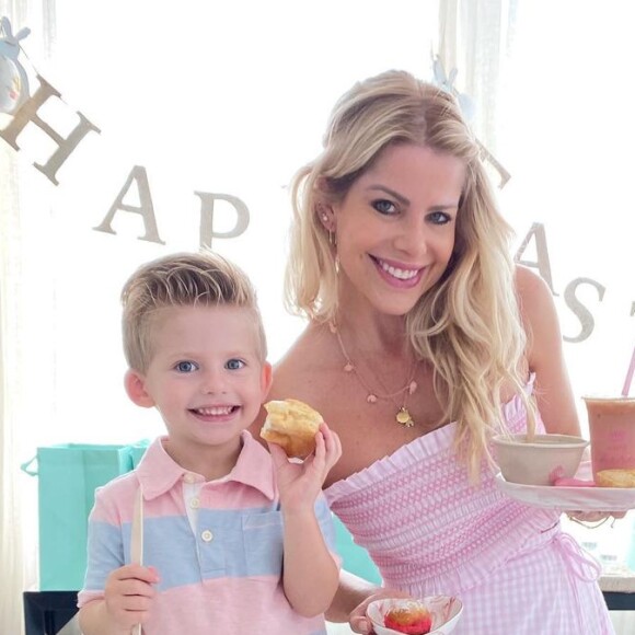 Karina Bacchi passou o domingo de Páscoa com o filho, sem Amaury Nunes