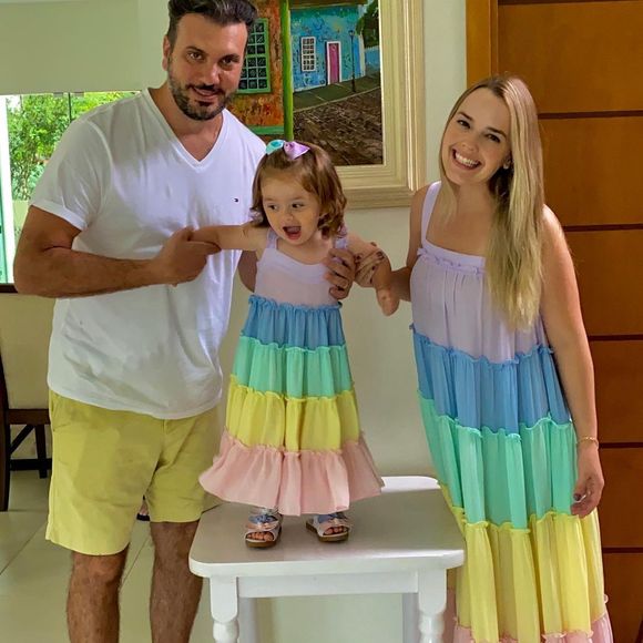 Thaeme compartilhou notícia da gravidez em suas redes sociais