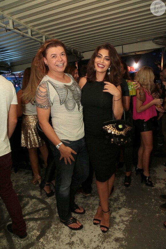 Juliana Paes posa com David Brazil em festa