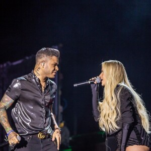 Tierry tatua imagem do olho de Gabi Martins no antebraço