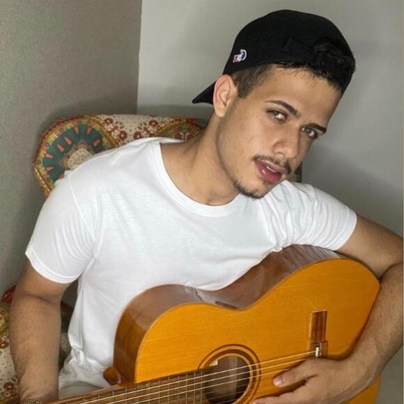 'Mas não é querendo me gabar, é porque eu olho a foto e parece mesmo', explicou sósia de Zé Felipe