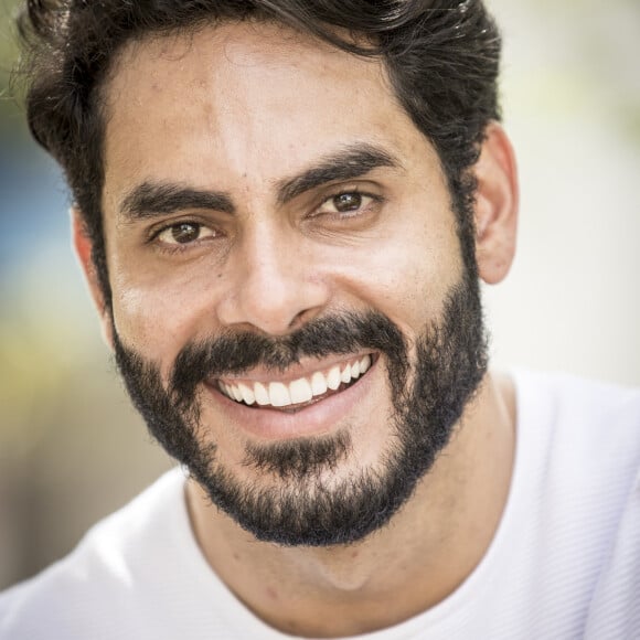 'Vou ler tudinho', avisa Rodolffo ao ganhar livros antirracistas