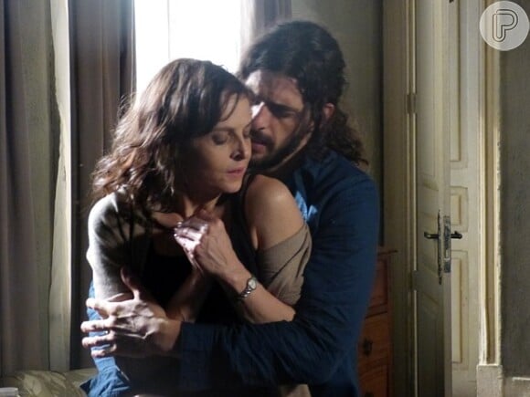 Jairo (Julio Machado) está obcecado por Cora (Drica Moraes), em 'Império"